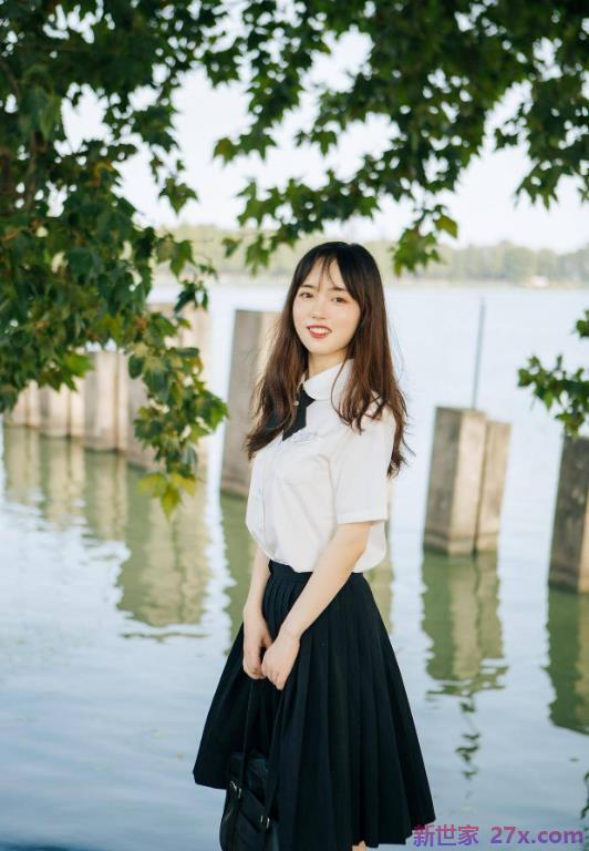 90后女老师穿JK制服，被批评不当。是不道德还是思想传统？