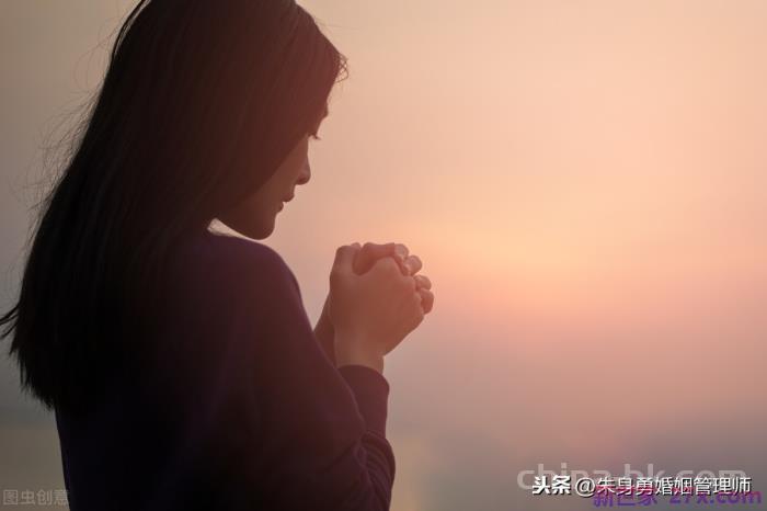 老公一再出轨妻子怎样对付(妻子如何摆脱阴影和折磨)