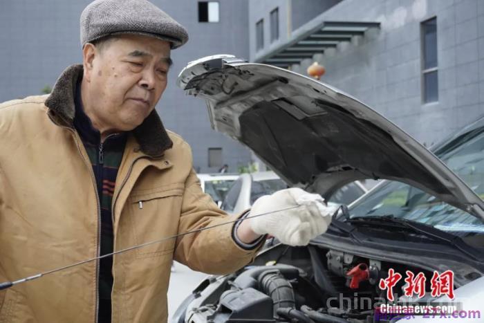 一路向西图片(七旬夫妻自改房车一路向西)