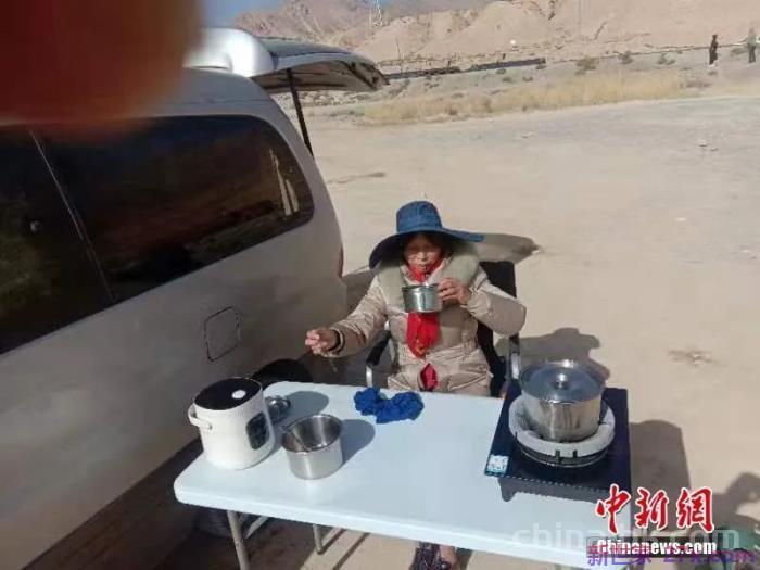 一路向西图片(七旬夫妻自改房车一路向西)