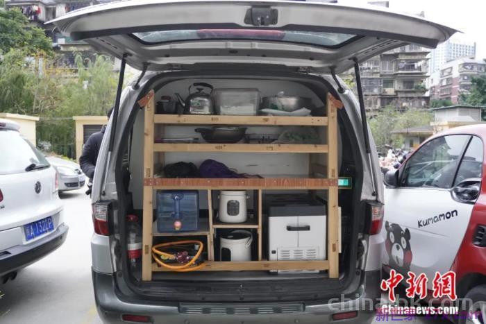一路向西图片(七旬夫妻自改房车一路向西)