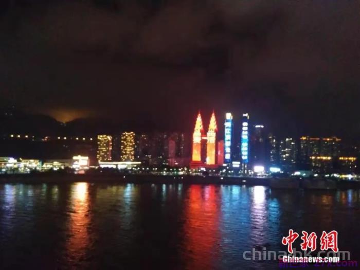 一路向西图片(七旬夫妻自改房车一路向西)