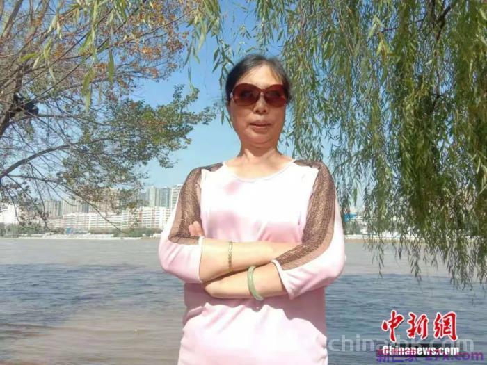 一路向西图片(七旬夫妻自改房车一路向西)