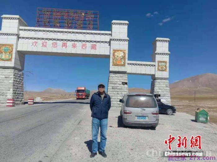 一路向西图片(七旬夫妻自改房车一路向西)