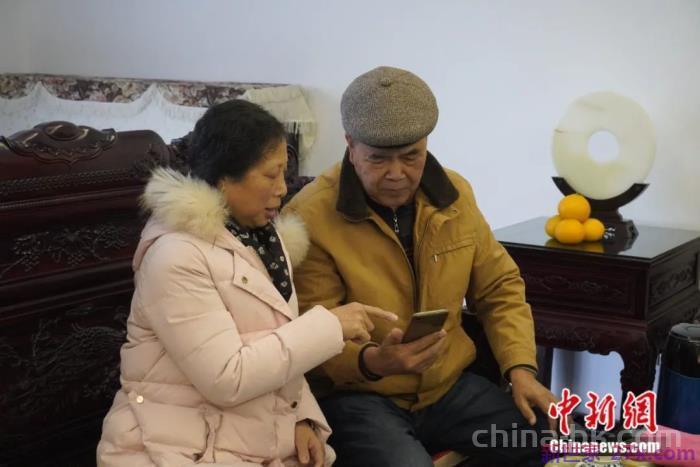 一路向西图片(七旬夫妻自改房车一路向西)