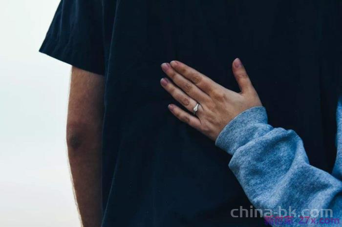 男友冷暴力的表现 男友一旦有这些征兆