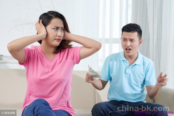 跟老公吵架他摔东西怎么办(夫妻吵架把东西扔、摔、砸)
