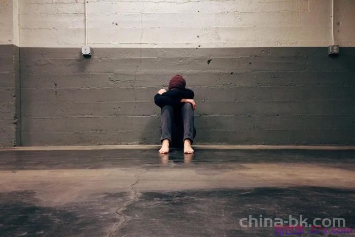 一点小事就生气的男人(有这3个特征的男人)