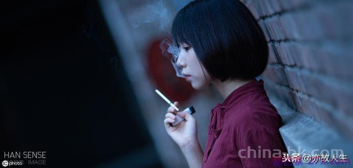 怎么高情商劝男朋友少喝酒(高情商三句话让他戒烟)