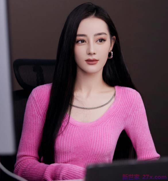 迪丽热巴是芭比娃娃！ 穿3000短裙秀出一双白嫩美腿，双手捏出一巴掌在腰间