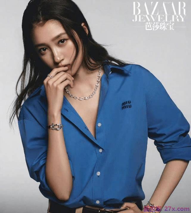 关晓彤佩戴高级珠宝拍摄大片！衬衫上穿黑粉，彰显高级感，不受风波影响。