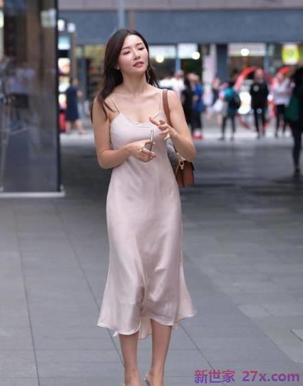街拍:白色真丝“睡裙”，优雅婉约。