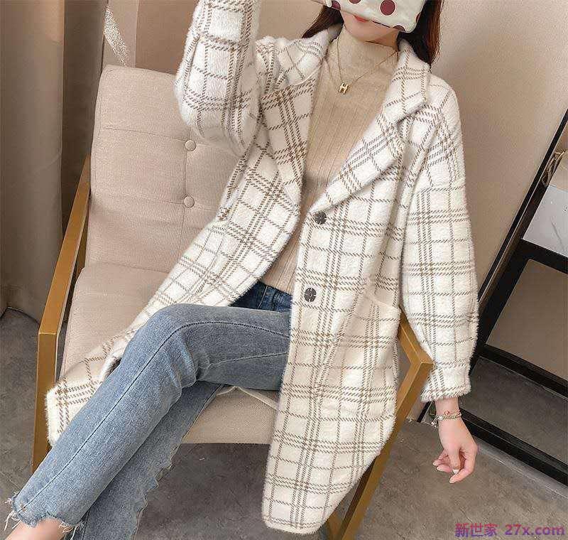 女性要宠爱自己，穿上新的时髦外套，街拍者也可以一直穿，打造高级感。
