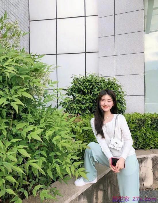 春天穿裙子怕着凉？最好再加一件“针织开衫”，既保暖又显瘦又百搭。