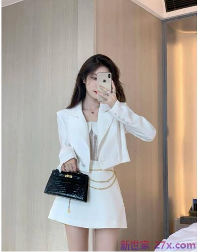 这是小女人最漂亮的一件衣服。“轻熟风”高级时尚，穿起来也好看。