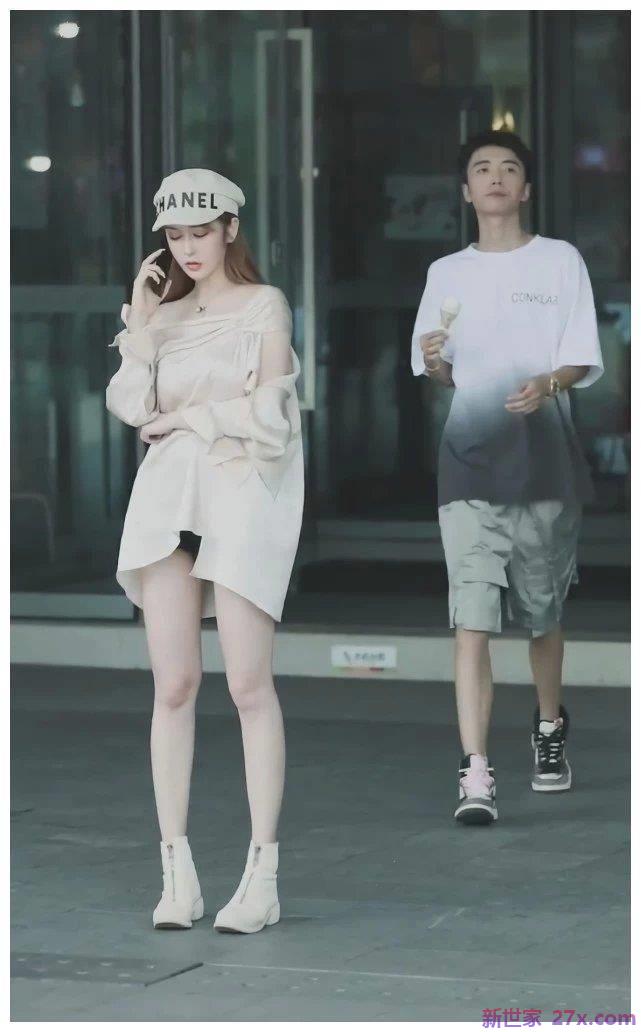 夏末上街穿什么最抢眼？学小姐姐穿不规则衬衫+“莲藕靴”，潮。