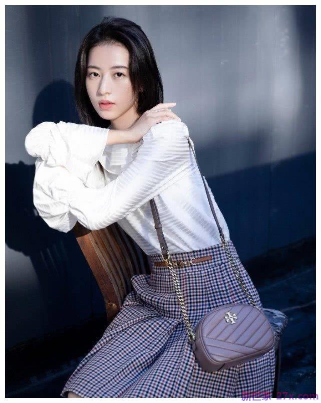有一种瘦腰叫周予同，把外套塞进裙子腰带里，系在最紧的腰上。