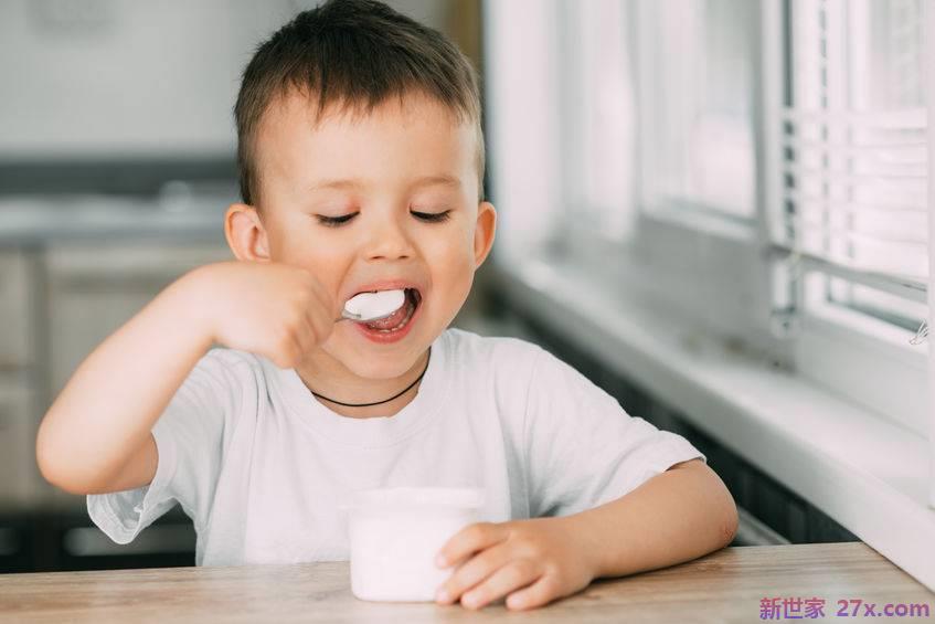 普通酸奶对人体有什么好处？可以从五个方面来分析。让我们看一看。