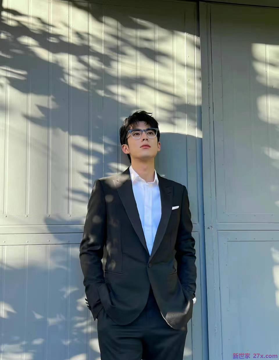 当红青年学生迪伦(Dylan)写真，黑色西式白衬衫，商务型男子气概凸显。