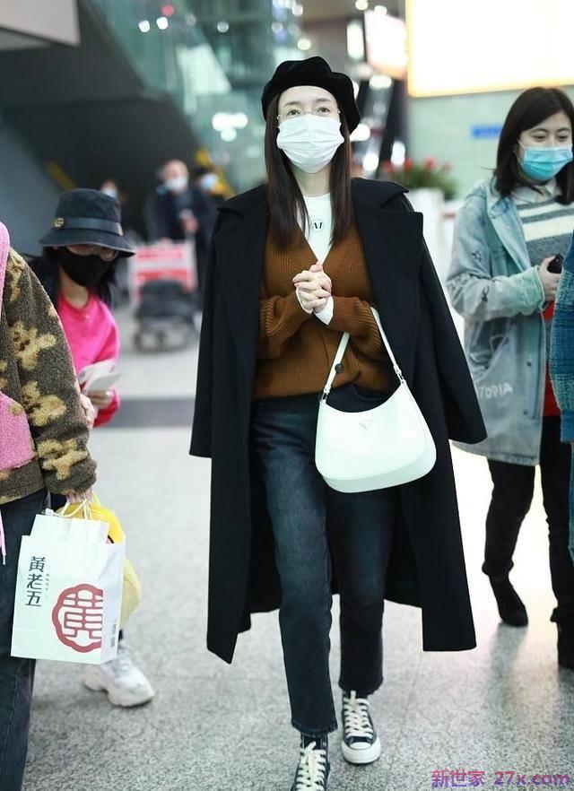 江疏影就是会走路的衣架子，穿着时尚又接地气，普通人可以借鉴。