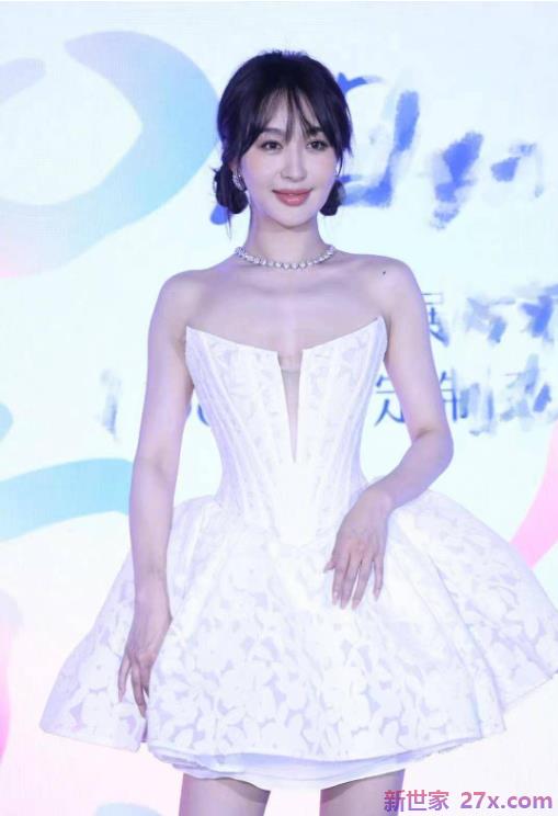 “李菲儿”美如洋娃娃，穿着白色毛绒裙，扎着哪吒头，气场全开。