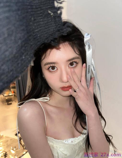 甜美女星埃莉诺(Eleanor)分享最新照片，身着抹胸连衣裙甜美可爱。