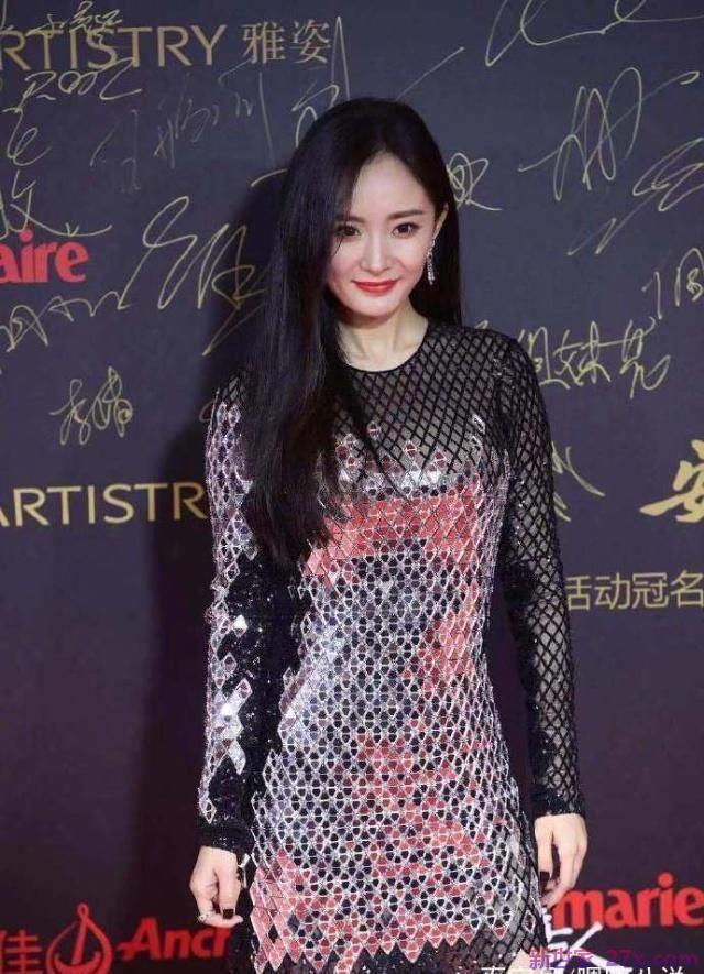 嘉盛店baby的红毯造型惊艳，但是胸前那一排排肋骨太抢镜了，瘦出新高度。