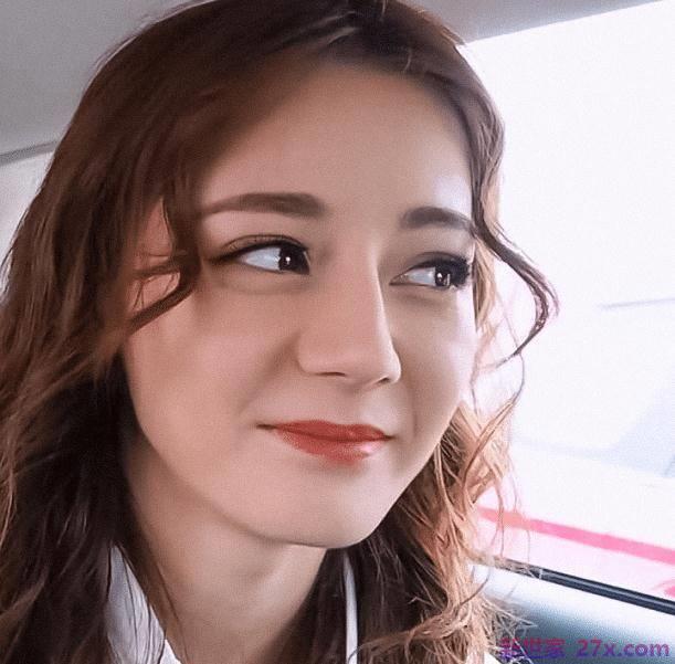 迪丽热巴冒犯了造型师吗？杂志上化妆不算什么，眉毛一言难尽。