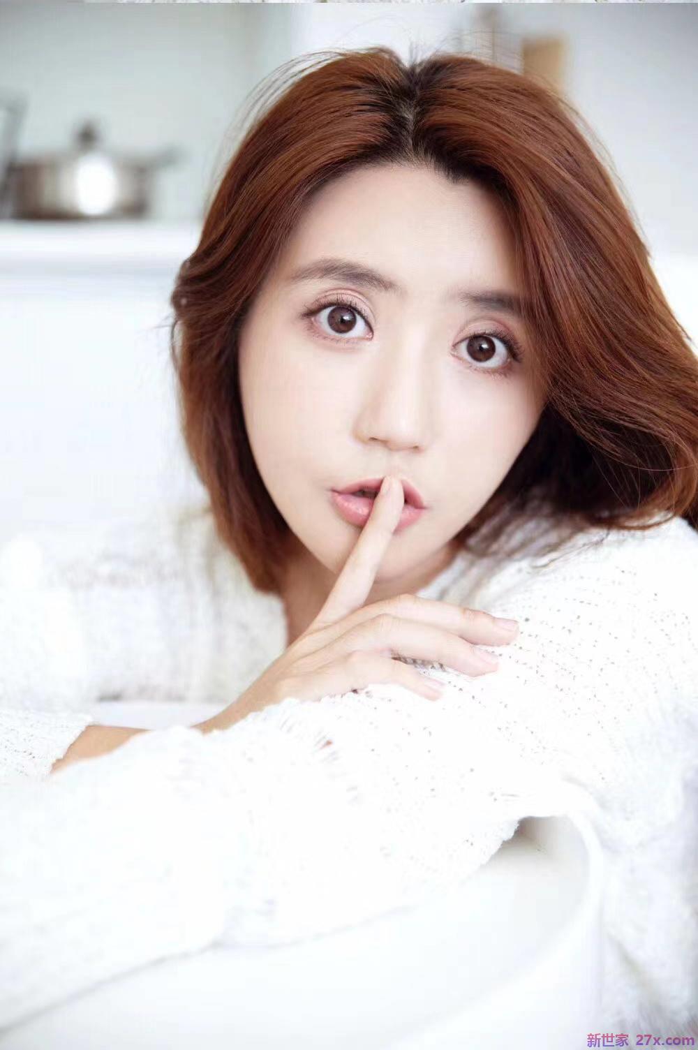 甜美女神张晒粉色写真，清纯治愈气息满满。