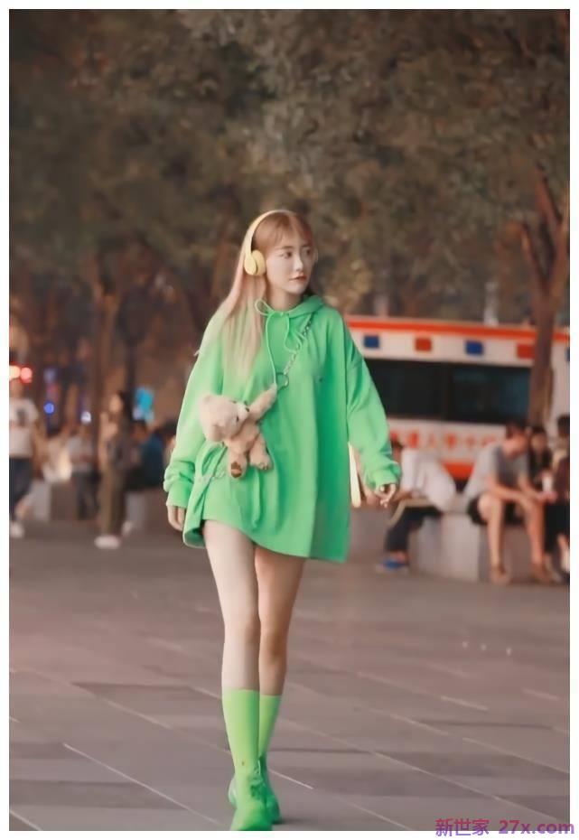 赶紧把船袜扔了。小姐姐穿着合适的红色“牛油果袜”出街，回头率很高。