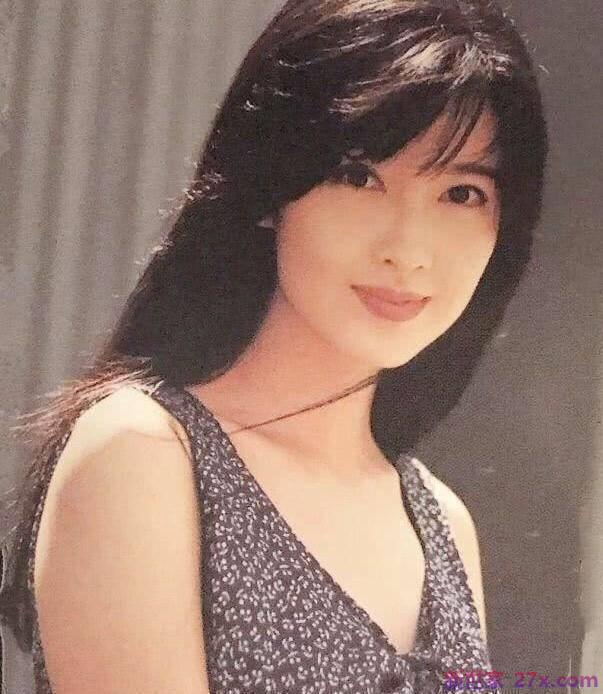 53岁的周慧敏拍了一张30年前的美照，苗条的身材让人怜爱，网友们直呼过瘾。